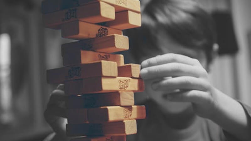 Kind mit Holzklötzen