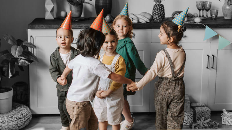 des enfants qui jouent ensemble avec des jouets