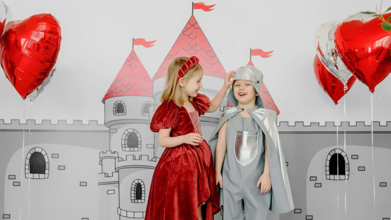 deux fillettes jouant avec des jouets d imitation