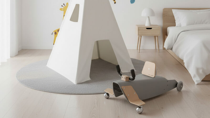 ein Flugzeug-Rutschfahrzeug aus Holz in einem Kinderzimmer