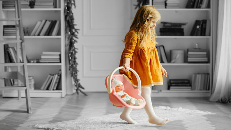 ein Mädchen mit einer Spielzeugpuppe