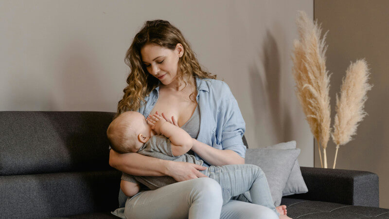 eine Mutter, die ihr Baby stillt