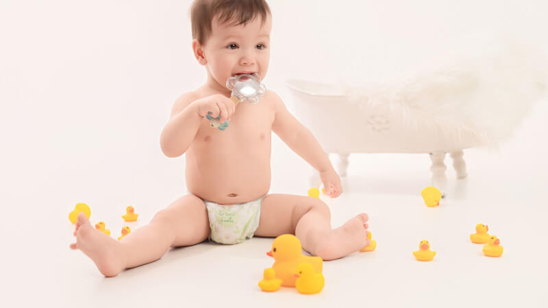 enfant avec jouets en caoutchouc