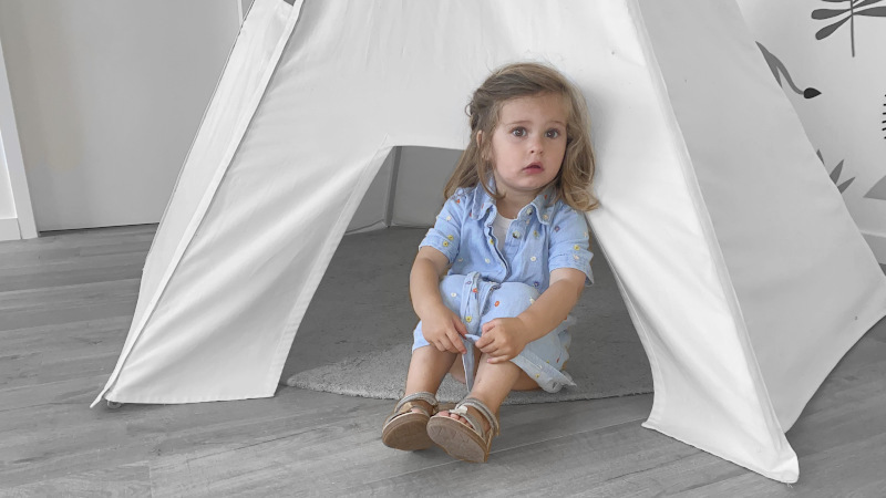 jeune fille devant une tente tipi chou du volant