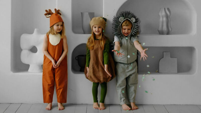 tres niños pequeños con disfraces