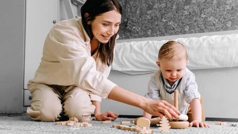 un bebe jouant avec des jouets en bois