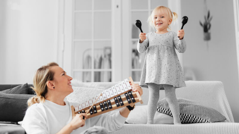 un niño pequeño tocando música con un xilófono