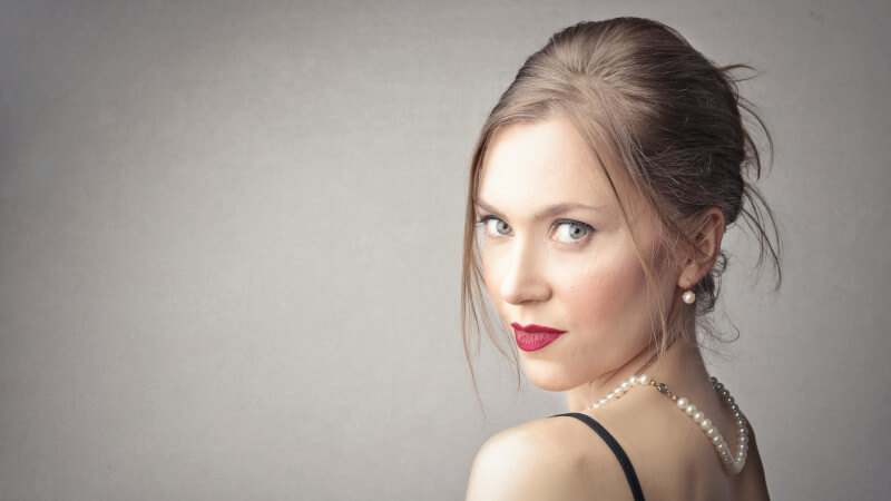 une jeune femme avec des bijoux