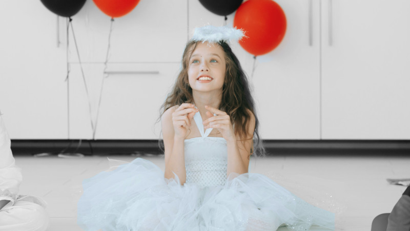 une jeune fille avec un costume de princesse