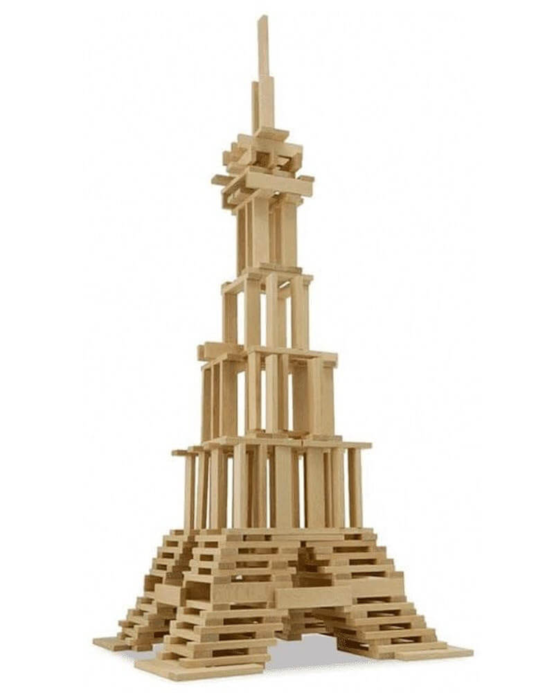 une pyramide fabriquée avec des jouets planchettes kapla