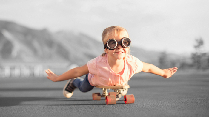 enfant qui joue à l'aviateur