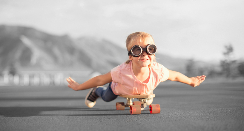 enfant qui joue à l'aviateur